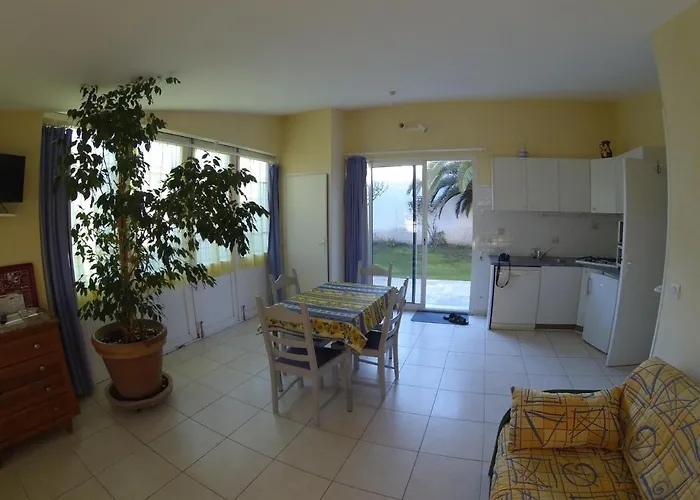 Meuble Pour 1,2,3,4 Pers Avec Piscine A Partager Nyaraló